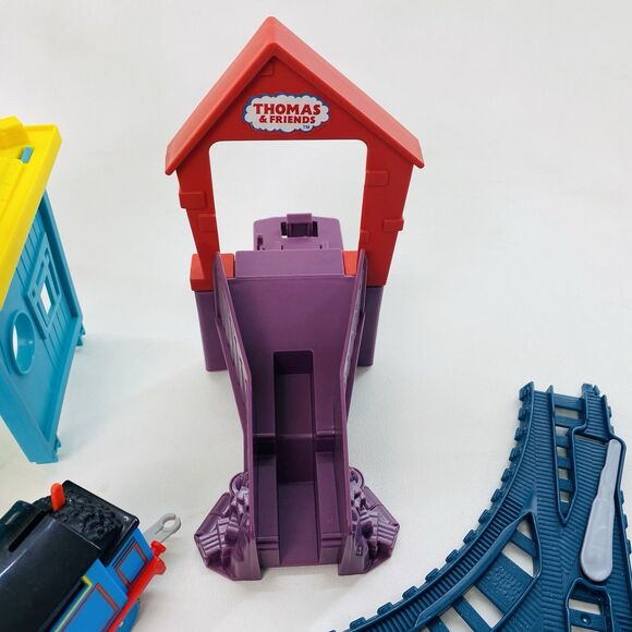 Thomas & Friends Motorized Toy Train Set Fix em Up Friends with Carly the Crane - Picture 4 of 9